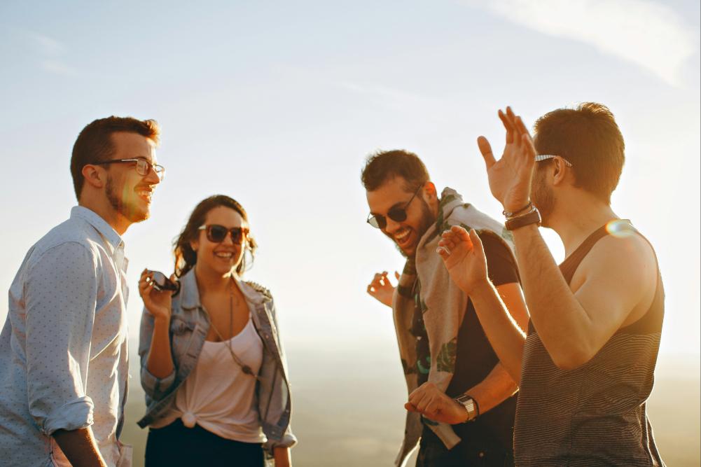 Eine Gruppe lacht zusammen draußen